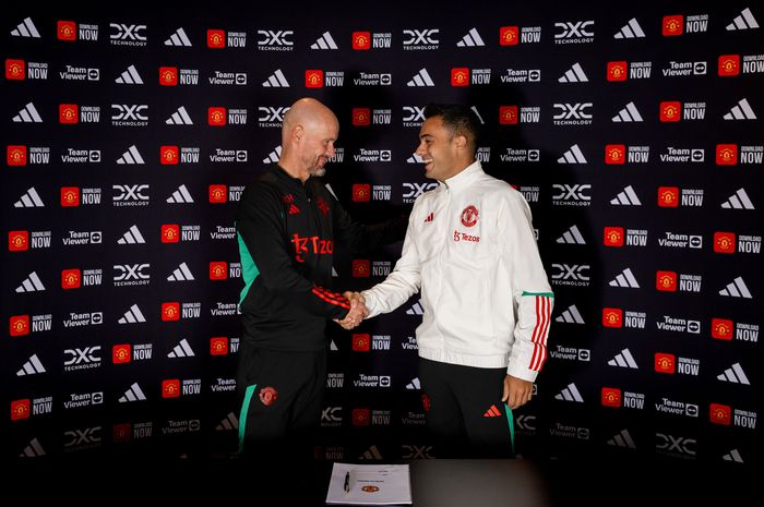 Pelatih Manchester United, Erik ten Hag (kiri), bersama Sergio Reguilon.