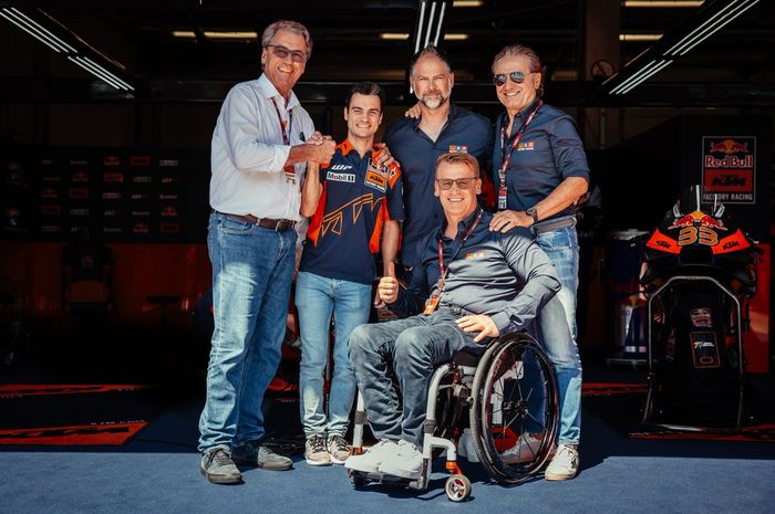 Legenda balap, Dani Pedrosa (dua dari kiri), tetap akan menjadi pembalap penguji KTM setelah perpanjangan kontraknya diumumkan di sela-sela seri MotoGP Catalunya. 