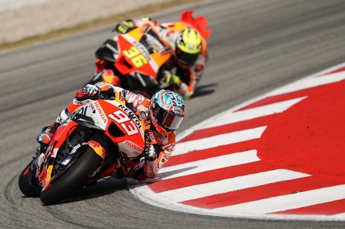 Aksi dua pembalap Repsol Honda, Marc Marquez (nomor 93) dan Joan Mir (36), saat sesi latihan MotoGP Catalunya di Sirkuit Catalunya, Montmelo, Spanyol, 1 September 2023. 