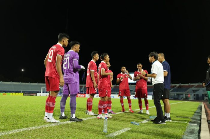 Shin Tae-yong tengah berbicara dengan sejumlah pemain Timnas U-23 Indonesia