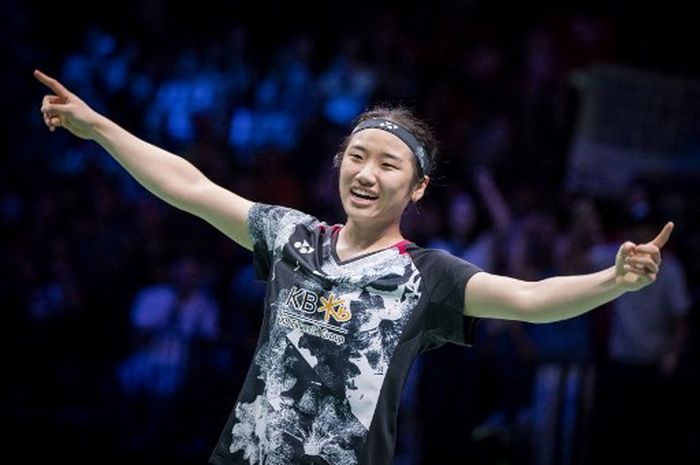 Pebulu tangkis tunggal putri Korea Selatan, An Se-young, melakukan selebrasi setelah memastikan diri sebagai Juara Dunia 2023 di Royal Arena, Kopenhagen, Minggu (27/8/2023).