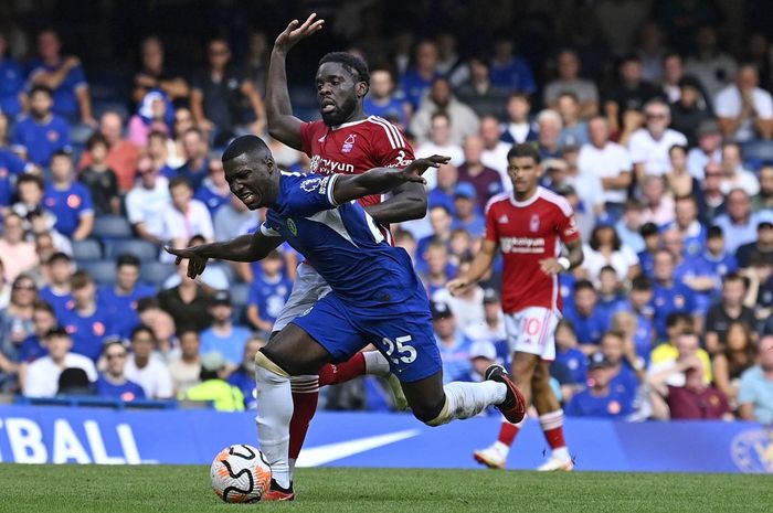 Moises Caicedo (depan) berduel dengan Orel Mangala dalam laga Liga Inggris, Chelsea vs Nottingham Forest di Stamford Bridge, London (2/9/2023).