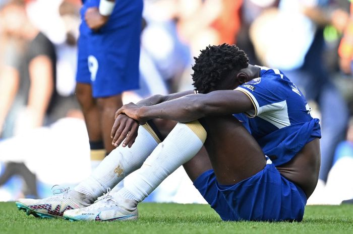 Striker Chelsea, Nicolas Jackson, tertunduk lesu usai dikalahkan Nottingham Forest pada lanjutan Liga Inggris (2/9/2023). Jackson dkk tak bisa berbuat banyak untuk mencetak gol lebih dari 5 butir awal musim ini.