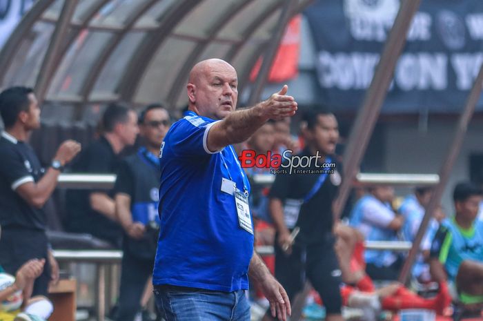 Pelatih Persib Bandung, Bojan Hodak, sedang memberikan intruksi kepada para pemainnya saat berlaga di Stadion Patriot Candrabhaga, Bekasi, Jawa Barat, Sabtu (2/9/2023).