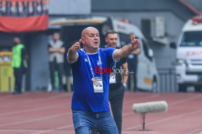 Pelatih Persib Bandung, Bojan Hodak, sedang memberikan intruksi kepada para pemainnya saat berlaga di Stadion Patriot Candrabhaga, Bekasi, Jawa Barat, Sabtu (2/9/2023).