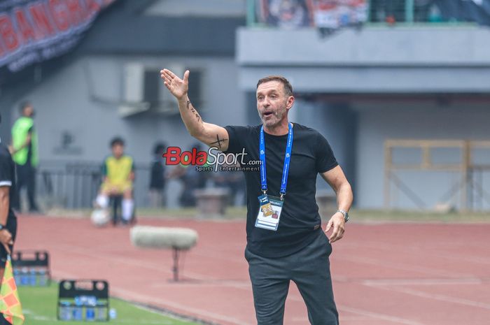 Pelatih Persija Jakarta, Thomas Doll, sedang memberikan intruksi kepada para pemainnya saat berlaga di Stadion Patriot Candrabhaga, Bekasi, Jawa Barat, Sabtu (2/9/2023).