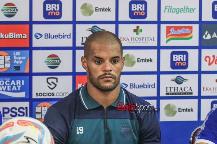 Penyerang asing Persib Bandung, David Da Silva, saat menghadiri sesi jumpa pers di Stadion Patriot Candrabhaga, Bekasi, Jawa Barat, Sabtu (2/9/2023).