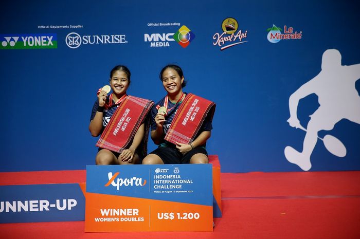 Ganda putri Indonesia, Jesita Putri Miantoro/Febi Setianingrum, berpose di podium usai menjuarai Indonesia International Challenge 2023 pada Minggu, 3 September 2023