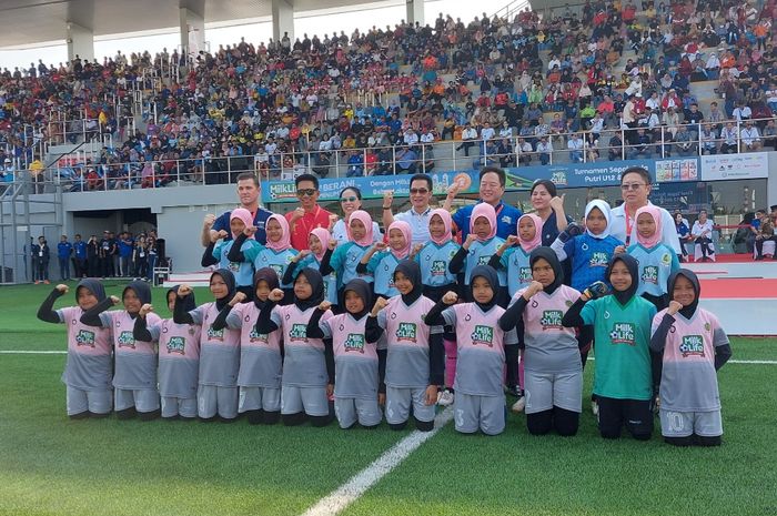 President Director Djarum Foundation, Victor Rachmat Hartono (tengah baju biru) bersama Wakil Ketua Umum II PSSI Ratu Tisha Destria, dan Director FIFA Women Football Asia Simon Antoine Toselli (paling kanan) yang hadir dalam peresmian Supersoccer Arena, di Kudus, Jaea Tengah, Minggu (3/9/2023).