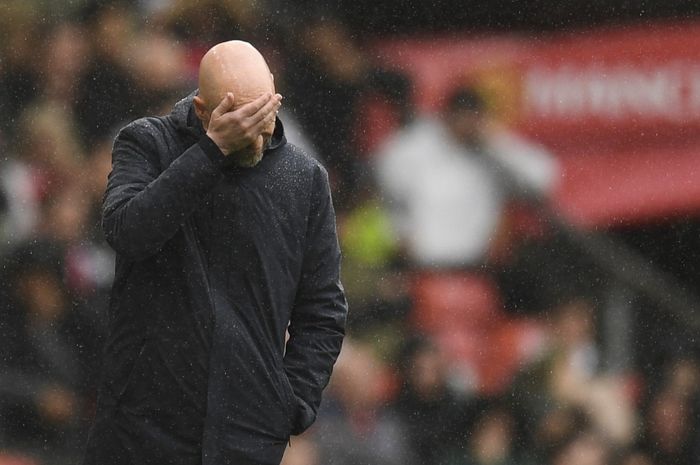 Pelatih Manchester United, Erik ten Hag, meragukan kondisi Harry Maguire dan Luke Shaw menjelang bertandang ke Anfield Stadium.