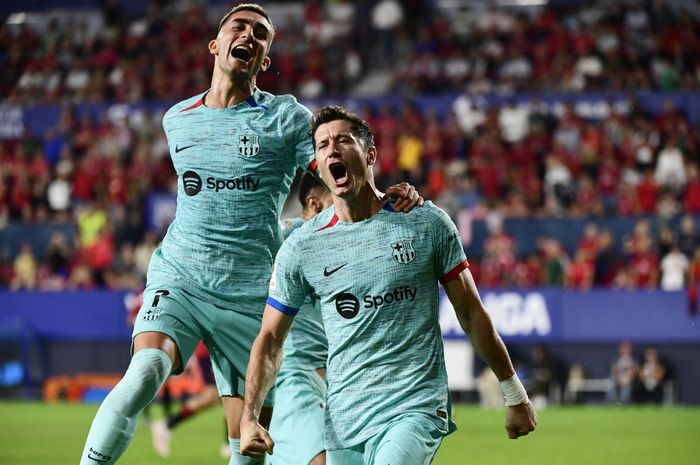 Striker Barcelona, Robert Lewandowski (kanan), merayakan gol bersama Ferran Torres pada laga lanjutan Liga Spanyol di Estadio El Sadar, Minggu (4/9/2023).