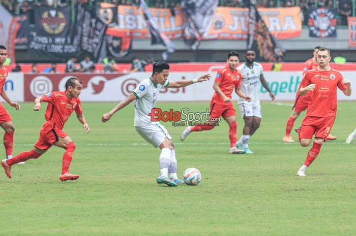 Edo Febriansah sedang menguasai bola dalam laga pekan ke-11 Liga 1 2023 antara Persija versus Persib di Stadion Patriot Candrabhaga, Bekasi, Jawa Barat, Sabtu (2/9/2023).