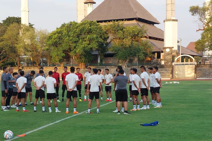 Suasana latihan perdana Timnas U-23 Indonesia di Stadion Sriwedari, Solo, Senin (4/9/2023)