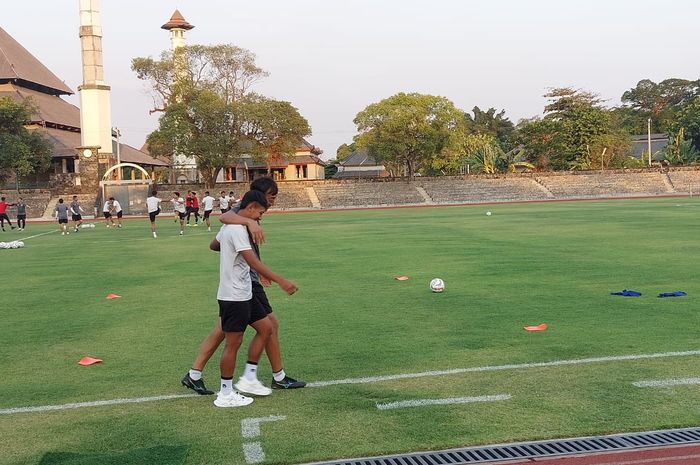 Beckham Putra Nugraha berlatih terpisah pada hari pertama Timnas U-23 Indonesia di Stadion Sriwedari, Solo