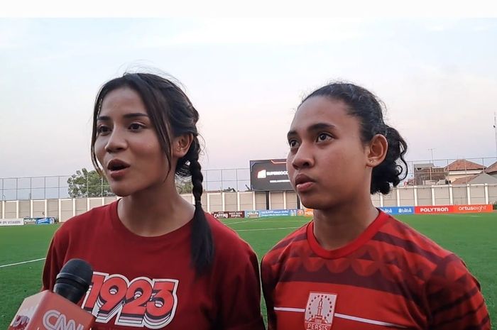 Pemain sepak bola Persis Solo Wanita, Shafira Ika Putri dan Nastasia Suci saat memberi keterangan kepada awak media seusai menjalani laga ekshibisi melawan Persib.