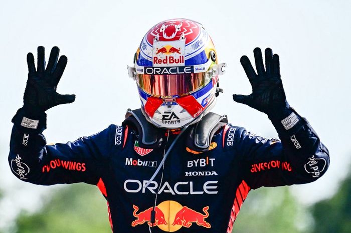 Pembalap Red Bull Racing, Max Verstappen, merayakan kemenangannya pada balapan F1 GP Italia di Sirkuit Monza, 3 September 2023. Hasil ini menjadi kemenangan ke-10 secara beruntun bagi Verstappen sekaligus rekor baru di F1.
