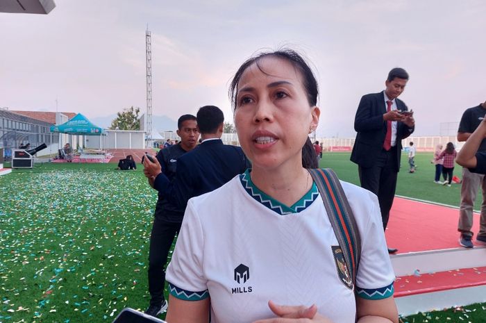 Ketua Komite Sepak Bola Wanita, Vivin Cahyani, saat memberi keterangan kepada awak media di Supersoccer Arena, Kudus, Jawa Tengah, Minggu (3/9/2023).