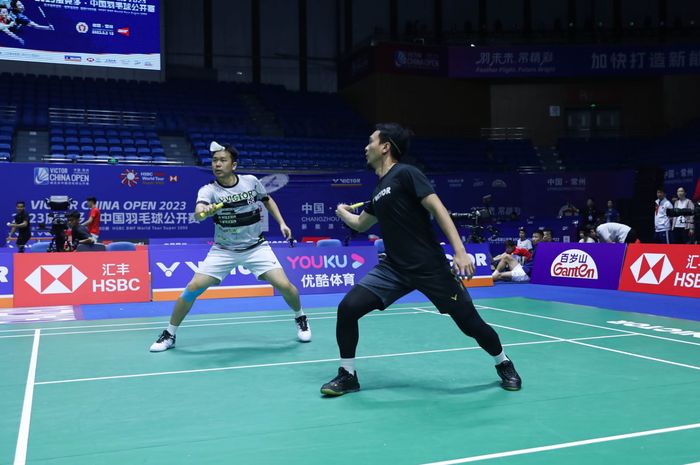 Ganda putra Indonesia, Mohammad Ahsan/Hendra Setiawan, saat berlatih di venue China Open di Olympic Sport Centre Gymnasium, Changzhou, Senin, 4 September 2023