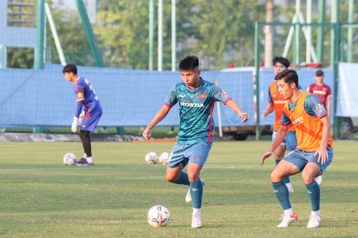 Gelandang serang Timnas U-23 Vietnam Dinh Xuan Tien (tengah), momok bagi Indonesia di final Piala AFF U-23 2023, menjalani latihan sebelum cedera.