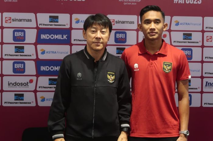 Pelatih Timnas U-23 Indonesia, Shin Tae-yong dan Kapten Timnas U-23 Indonesia, Rizky Ridho pada konferensi pers jelang Kualifikasi Piala Asia U-23 2024 di Swiss-Bellhotel, Solo, Selasa (5/9/2023)