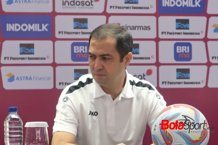 Pelatih Timnas U-23 Turkmenistan, Ahmet Agamyradov pada konferensi pers sebelum Kualifikasi Piala Asia U-23 2024 di Swiss-Belhotel, Solo, Selasa (5/9/2023).