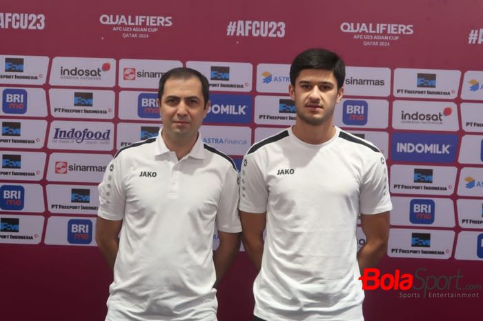 Pelatih Timnas U-23 Turkmenistan, Ahmet Agamyradov dan perwakilan Kapten tim Yhlas Yoyjanov pada konferensi pers sebelum Kualifikasi Piala Asia U-23 2024 di Swiss-Belhotel, Solo