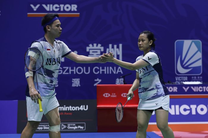 Ganda campuran Indonesia, Rinov Rivaldy/Pitha Haningtyas Mentari bersalaman saat tampil pada babak 32 besar China Open 2023, di Olympic Sports Center, Changzhou, China, Selasa (5/9/2023).