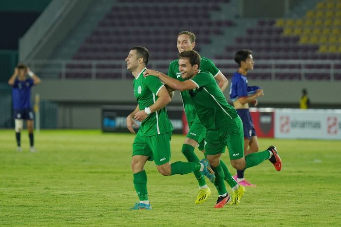 Pencetak gol Turkmenistan, Shamammet Hydyrow (kiri) saat melawan China Taipei dalam ajang kualifikasi Piala Asia U23 di Stadion Manahan, Solo, Rabu (6/9/2023) malam.