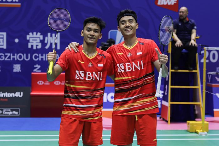 Ganda putra Indonesia, Muhammad Shohibul Fikri/Bagas Maulana, berpose usai memenangkan laga pada babak pertama China Open 2023 di Olympic Sport Centre Gymnasium, Changzou, Rabu, 6 September 2023