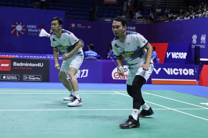 Pasangan ganda putra Indonesia, Mohammad Ahsan/Hendra Setiawan, pada babak pertama China Open 2023 di Olympic Sports Center Gymnasium, China, Rabu (6/9/2023).