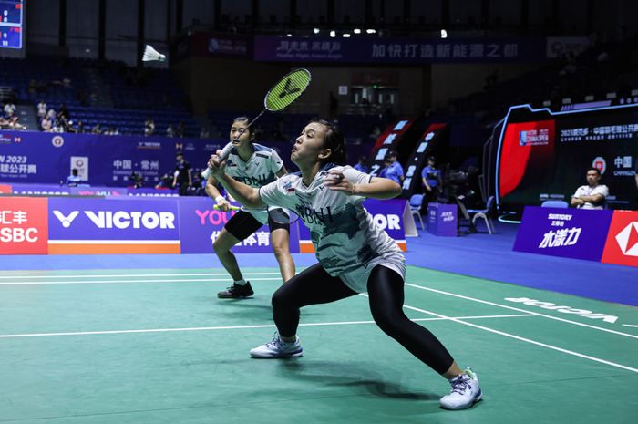 Pasangan ganda putri Indonesia, Febriana Dwipujikusuma/Amalia Cahaya Pratiwi, pada babak pertama China Open 2023 di Olympic Sports Center, Changzhou, China, Rabu (6/9/2023).