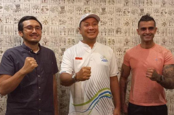 Ketua PBPI, Galih Kartasasmita (tengah) bersama jajarannya seusai memberi keterangan kepada awak media di kawasan SCBD, Jakarta Selatan, Rabu (6/9/2023).