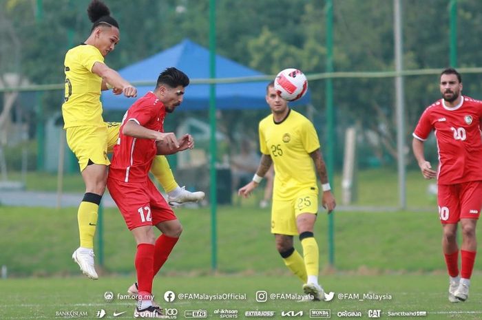 Bek Timnas Malaysia, Junior Eldstal (tengah).