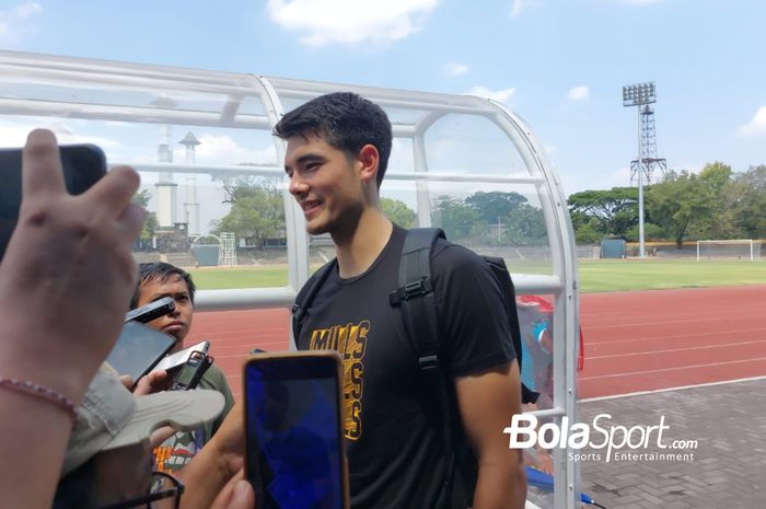 Pemain belakang Timnas U-23 Indonesia, Elkan Baggott usai sesi latihan di Stadion Sriwedari, Solo pada Kamis (7/9/2023).