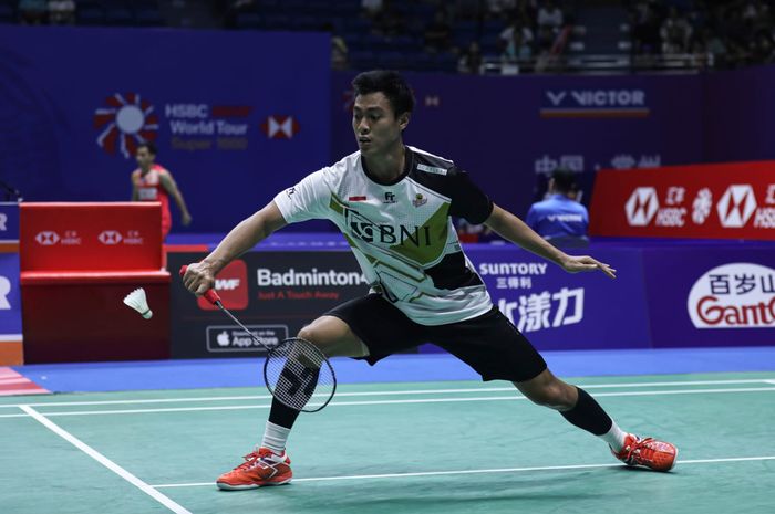 Aksi Shesar Hiren Rhustavito saat menghadapi Ng Tze Yong (Malaysia) pada babak 16 besar China Open 2023 di Olympic Sports Center, Changzhou, China, Kamis (7/9/2023)