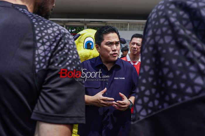 Ketua Umum PSSI, Erick Thohir, sedang memberikan masukan kepada para peserta coaching clining Papua Football Academy bersama BVB Legends (legenda Borussia Dortmund) di Stadion Madya, Senayan, Jakarta, Jumat (8/9/2023).