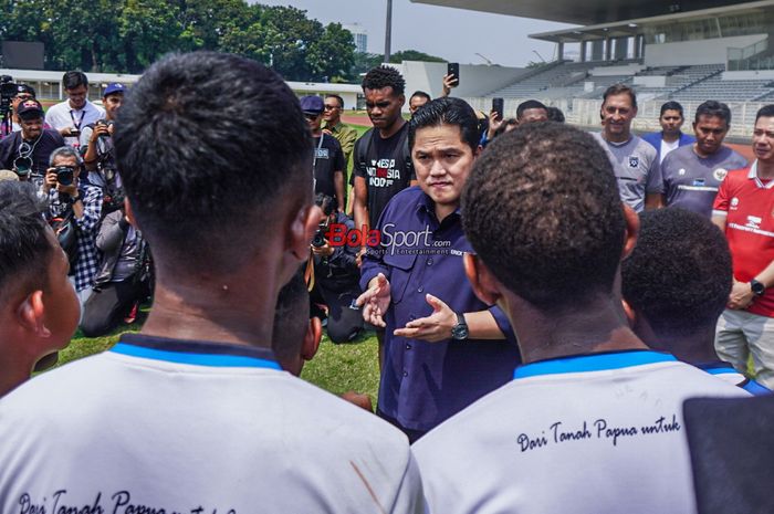 Ketua Umum PSSI, Erick Thohir (tengah), sedang memberikan masukan kepada para peserta coaching clining Papua Football Academy bersama BVB Legends (legenda Borussia Dortmund) di Stadion Madya, Senayan, Jakarta, Jumat (8/9/2023).