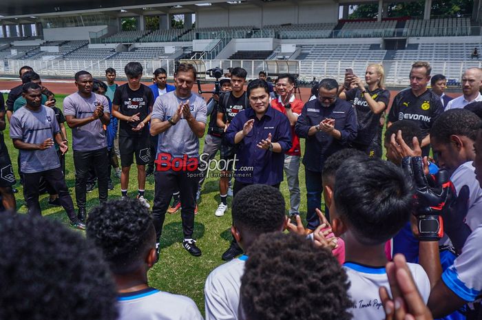 Ketua Umum PSSI, Erick Thohir (kanan) dan Pelatih Papua Football Academy, Wolfgang Pikal (kiri), sedang memberikan semangat kepada para peserta coaching clinic BVB Legends (legenda Borussia Dortmund) di Stadion Madya, Senayan, Jakarta, Jumat (8/9/2023).