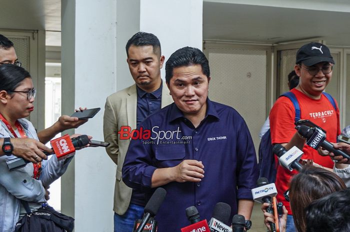 Ketua Umum PSSI, Erick Thohir, sedang memberikan keterangan kepada awak media di Stadion Madya, Senayan, Jakarta, Jumat (8/9/2023).