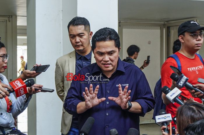 Ketua Umum PSSI, Erick Thohir, sedang memberikan keterangan kepada awak media di Stadion Madya, Senayan, Jakarta, Jumat (8/9/2023).