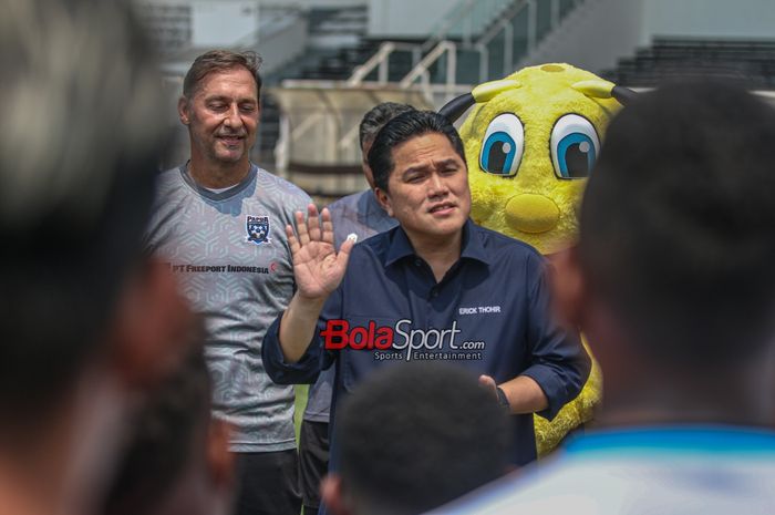 Ketua Umum PSSI, Erick Thohir, sedang memberikan masukan kepada para peserta coaching clining Papua Football Academy bersama BVB Legends (legenda Borussia Dortmund) di Stadion Madya, Senayan, Jakarta, Jumat (8/9/2023).