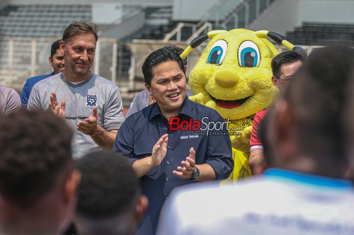 Ketua Umum PSSI, Erick Thohir, sedang memberikan semangat kepada para peserta coaching clining Papua Football Academy bersama BVB Legends (legenda Borussia Dortmund) di Stadion Madya, Senayan, Jakarta, Jumat (8/9/2023).