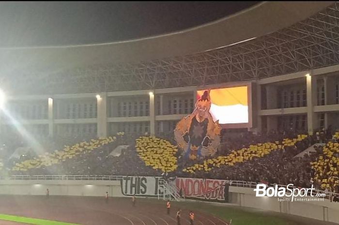 Koreo Gatotkaca dari Ultras Garuda pada pertandingan Timnas U-23 Indonesia vs Taiwan Kualifikasi Piala Asia U-23 2024 di Stadion Manahan, Solo, Sabtu (9/9/2023)