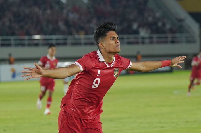 Selebrasi pesepak bola Timnas Indonesia, Ramadhan Sananta setelah mencetak gol ke gawang China Taipei dalam ajang kualifikasi Piala Asia U23 2024 di Stadion Manahan, Solo, Sabtu (9/9/2023) malam. 