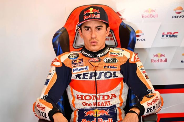 Pembalap Repsol Honda, Marc Marquez saat duduk di garasi tim di sela-sela babak kualifikasi MotoGP San Marino 2023 di Sirkuit Misano, Italia 2023, Sabtu (9/9/2023).