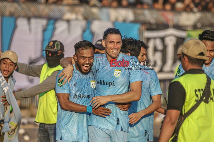 Zulham Zamrun (kiri) sedang melakukan selebrasi gol dari Jonathan Campbell (kanan) dalam laga pembuka Liga 2 2023 antara Persela versus Persijap di Stadion Surajaya, Lamongan, Jawa Timur, Minggu (10/9/2023).