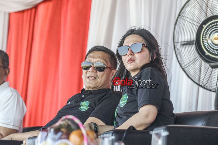 Wakil Ketua PSSI 2, Ratu Tisha (kanan) dan Direktur PT LIB (Liga Indonesia Baru), Ferry Paulus, sedang menonton laga pembuka Liga 2 2023 antara Persela versus Persijap di Stadion Surajaya, Lamongan, Jawa Timur, Minggu (10/9/2023).