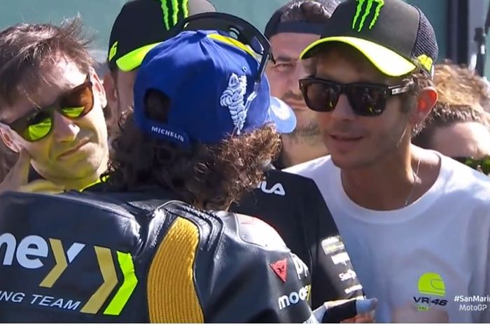 Valentino Rossi saat berbincang dengan Marco Bezzecchi di area parc ferme MotoGP San Marino 2023 di Sirkuit Misano, Italia, Minggu (10/9/2023).