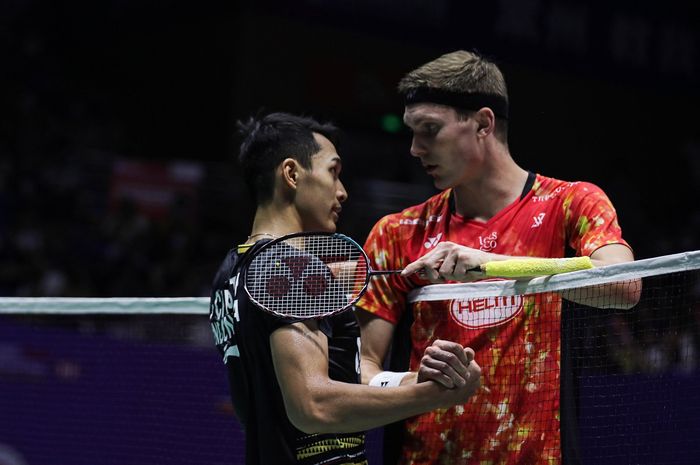 Tunggal putra Indonesia, Jonatan Christie, berjabat tangan dengan Viktor Axelsen dari Denmark setelah pertandingan mereka pada semifinal China Open 2023 di Olympic Sports Center Gymnasium, Changzhou, 9 September 2023.