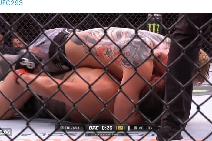 Momen jagoan kelas berat, Alexander Volkov mengunci lawannya Tai Tuivasa pada UFC 293.